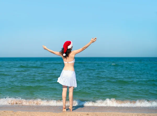 Giovane ragazza tira le mani al cielo — Foto Stock