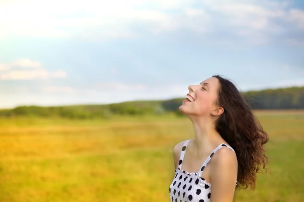 Jovem menina desfrutando sol de verão — Fotografia de Stock