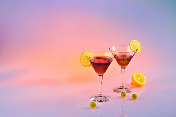 Cocktails with lemon and olives for background — Stock Photo, Image