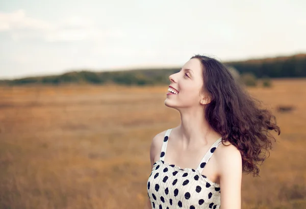 Молодая счастливая девушка ходит по полю — стоковое фото