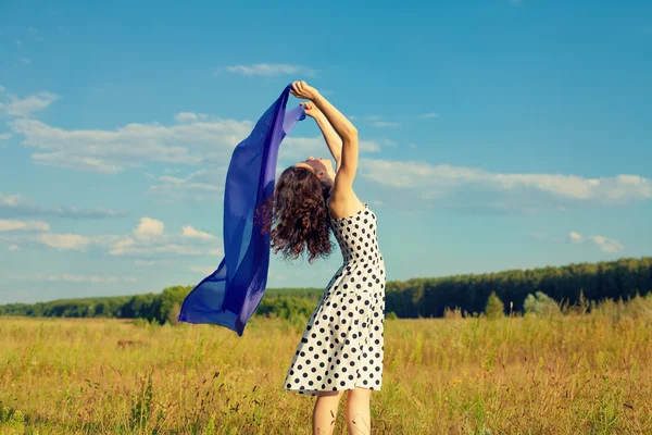 Ung glad kvinna med sarong njuter av sommaren på fältet — Stockfoto