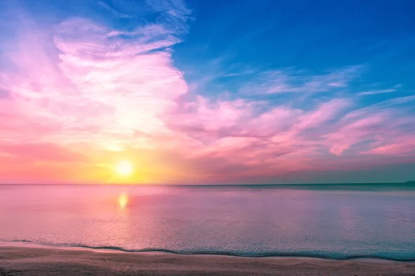 Чарівний захід сонця над берегом моря — стокове фото