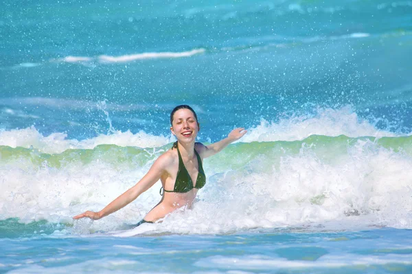 Happy girl splashing in the waves — Stock Photo, Image