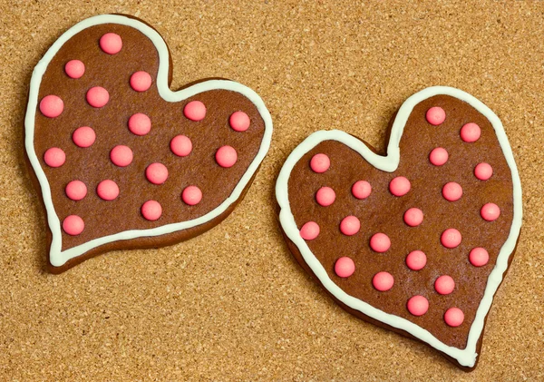 Cookies em forma de coração na superfície da cortiça — Fotografia de Stock