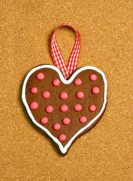 Cookie în formă de inimă cu panglică pe suprafața plutei — Fotografie, imagine de stoc