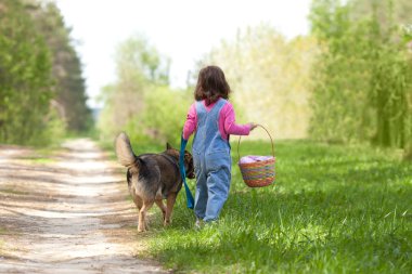 yolda yürürken köpek ile küçük kız