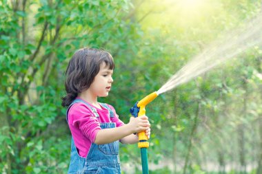 küçük kız sulama Bahçe