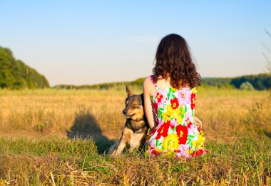 genç kadın köpeğiyle oturuyor