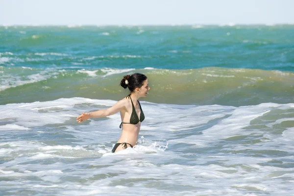 Happy girl splashing in the waves — Stock Photo, Image
