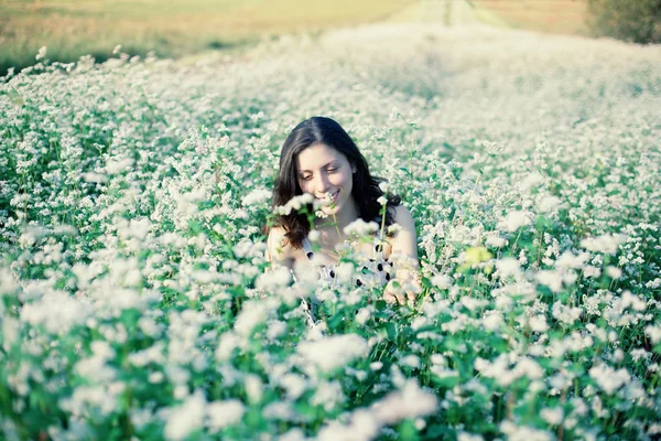 Jovem menina feliz andando no campo de trigo mourisco — Fotografia de Stock