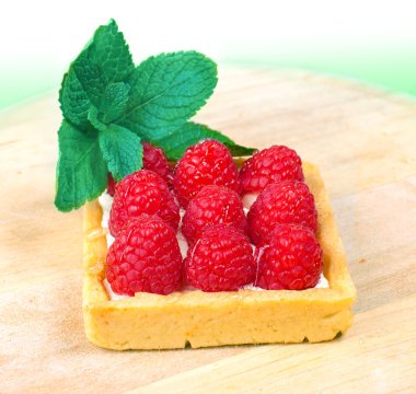 nane ile döşenmiş frambuazlı kek