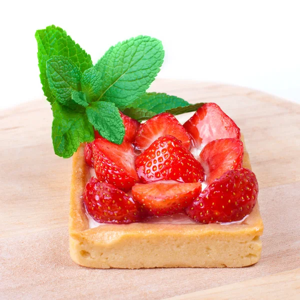 Tarta de fresa decorada con menta — Foto de Stock