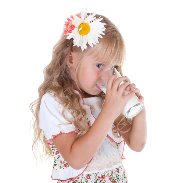 Kleines Mädchen trinkt Milch — Stockfoto