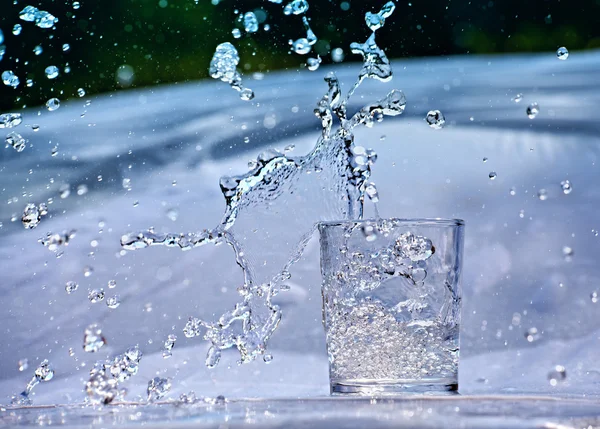 Spritzwasser aus Glas — Stockfoto