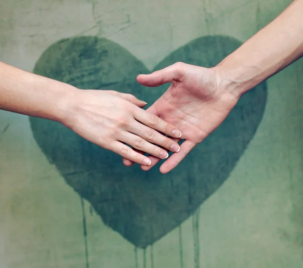 Uomo e donna che si stringono la mano — Foto Stock