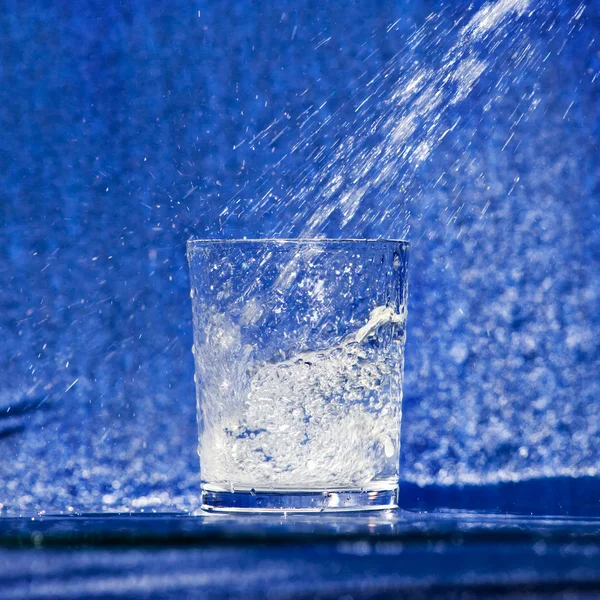 Stänkande vatten från glas — Stockfoto