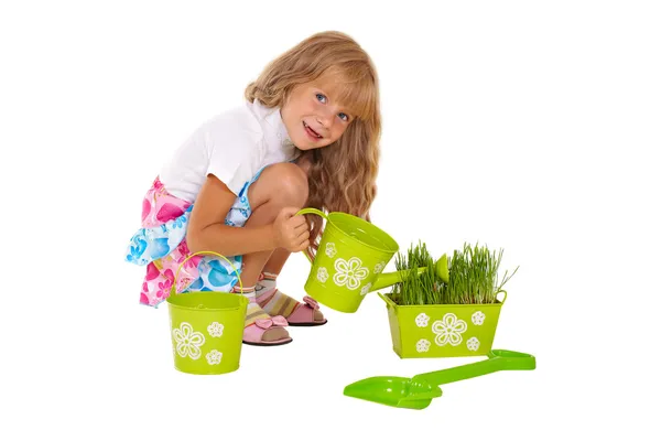 Pouco sorrindo menina regando grama — Fotografia de Stock