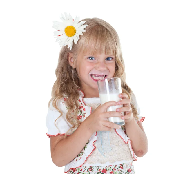 Bambina con i baffi di latte dopo aver bevuto latte — Foto Stock