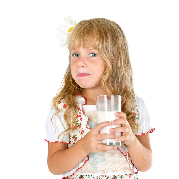 Mała dziewczynka trzyma szklankę mleka. — Zdjęcie stockowe