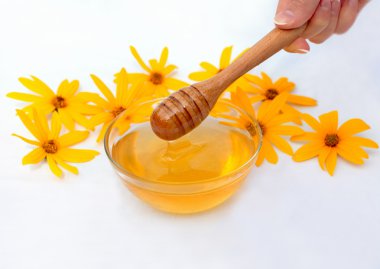 Bal çiçeklerle süslenmiş