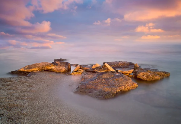 Piedras en una playa de arena — Foto de Stock