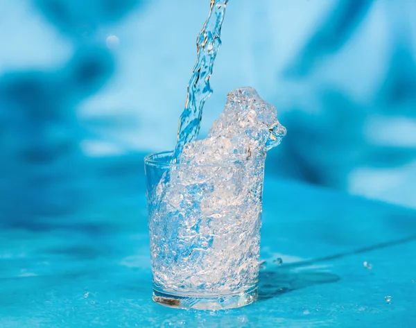 Stänkande vatten från glas — Stockfoto