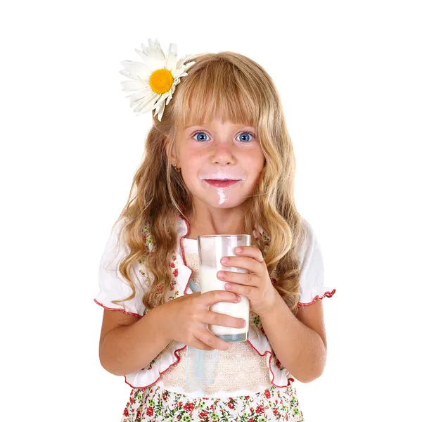 Liten flicka med mjölk mustasch efter att ha druckit mjölk isolerad på vit bakgrund — Stockfoto