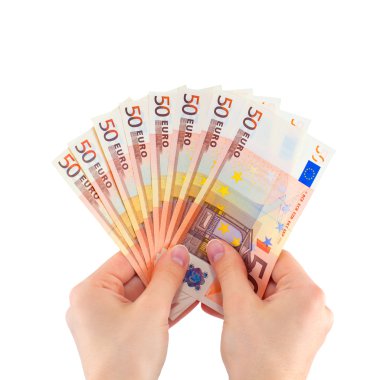 Beyaz arka plan üzerinde izole para tutan eller