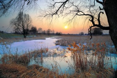günbatımı donmuş brook üzerinde