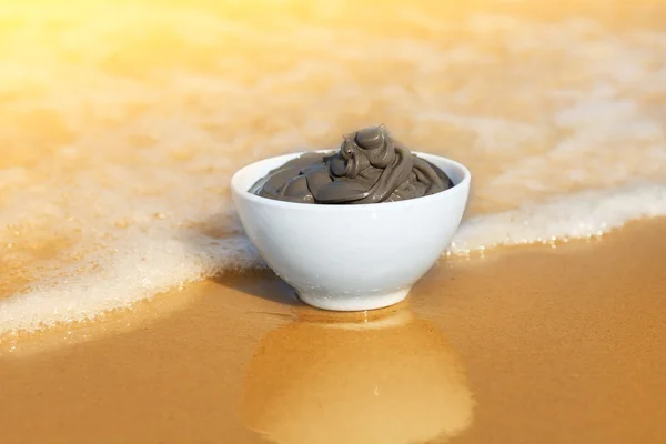 Dead Sea mud in a bowl on the seashore — Stock Photo, Image