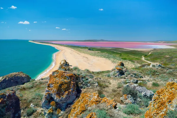 Вид з гір на морське узбережжя і грязьове рожеве озеро — стокове фото