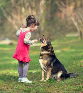 Kız köpekle konuşmaya