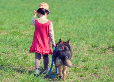 kızla köpek çayır