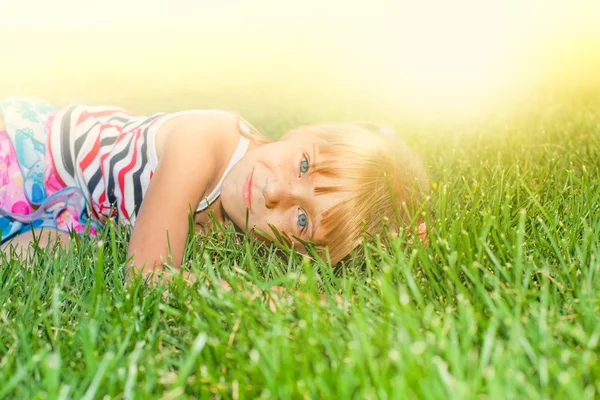 Meisje liggend op gras — Stockfoto