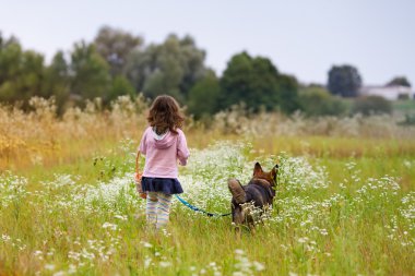 Köpekli küçük kız.