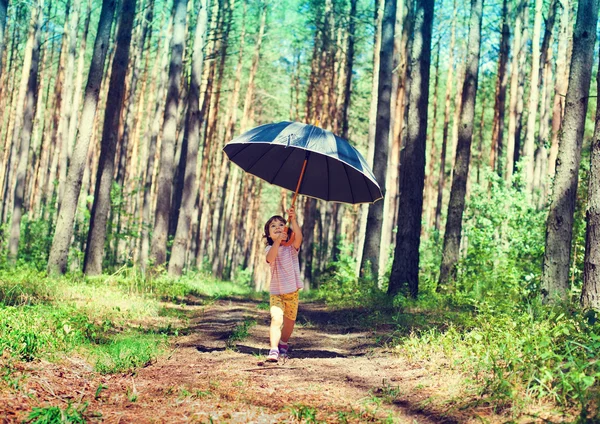 Dívka s velký černý deštník — Stock fotografie