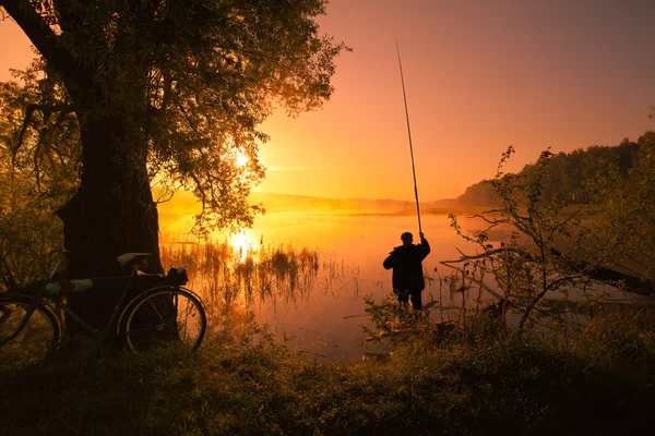 Pescador no lago — Fotografia de Stock