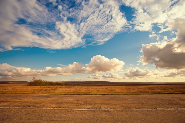 Autobahn con cielo azul nublado — Foto de Stock
