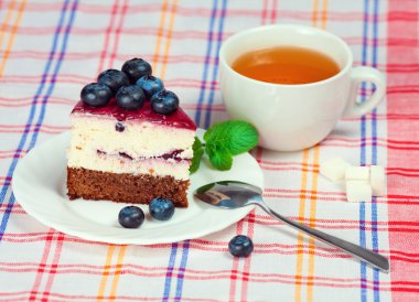 peynirli kek çilek ve yeşil nane