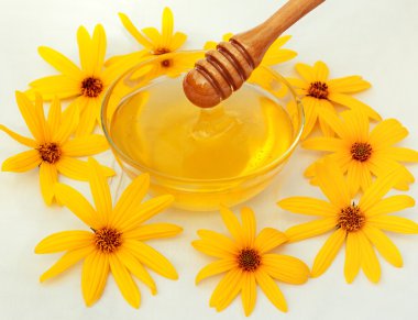 Bal çiçeklerle süslenmiş