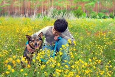 çocuk üzerinde çiçek çayır köpeğiyle