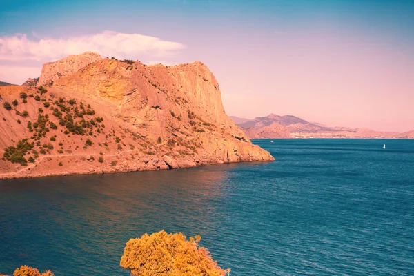 Rocky beach at sunset — Stock Photo, Image