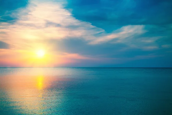 Sonnenaufgang über dem Meer lizenzfreie Stockbilder