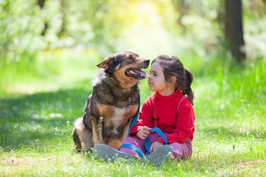 büyük köpek mutlu küçük kız