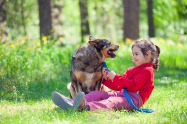 büyük köpek mutlu küçük kız