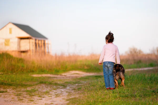 Petite fille avec chien marche — Photo