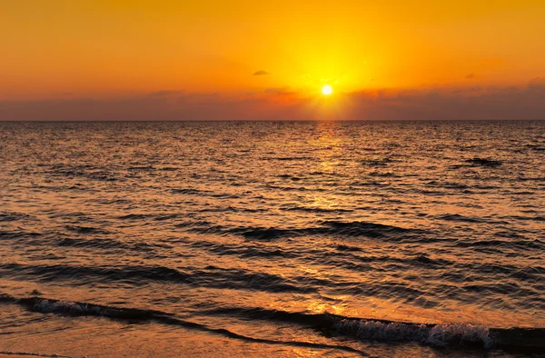 Orangener Sonnenuntergang über dem Meer — Stockfoto