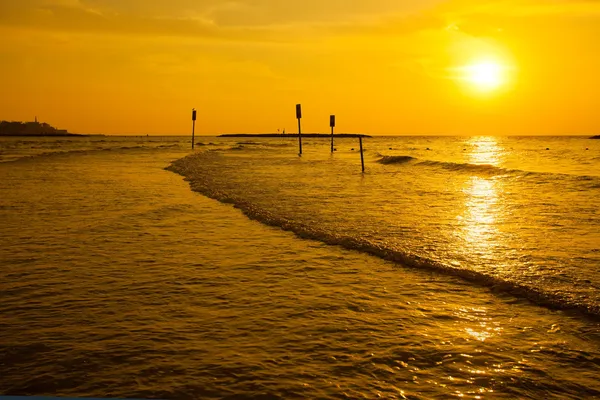 Złoty zachód słońca nad morzem — Zdjęcie stockowe