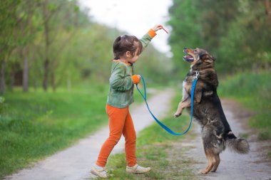 küçük kız okul köpek orman