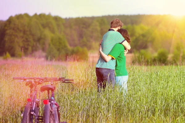 Young couple hugging in the field — Stock Photo, Image